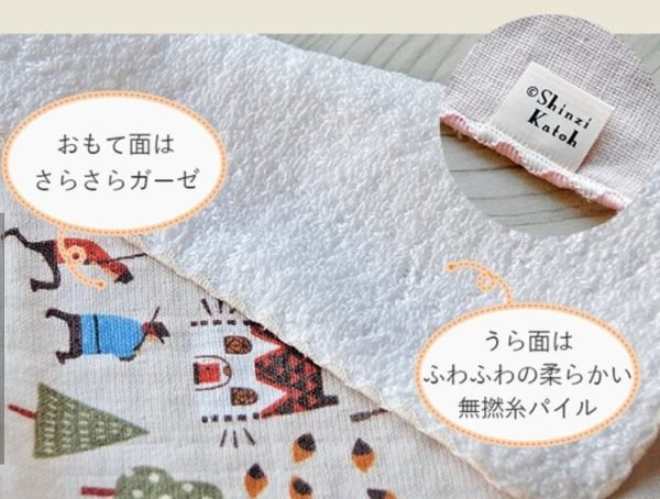 展示Shinzi Katoh加藤真治童話系列紗布小方巾的正面和背面的材質細節，清晰可見其紗布質感. Showing the material details of the front and back of the Shinzi Katoh Fairy Tale Series gauze handkerchief, clearly displaying the gauze texture.